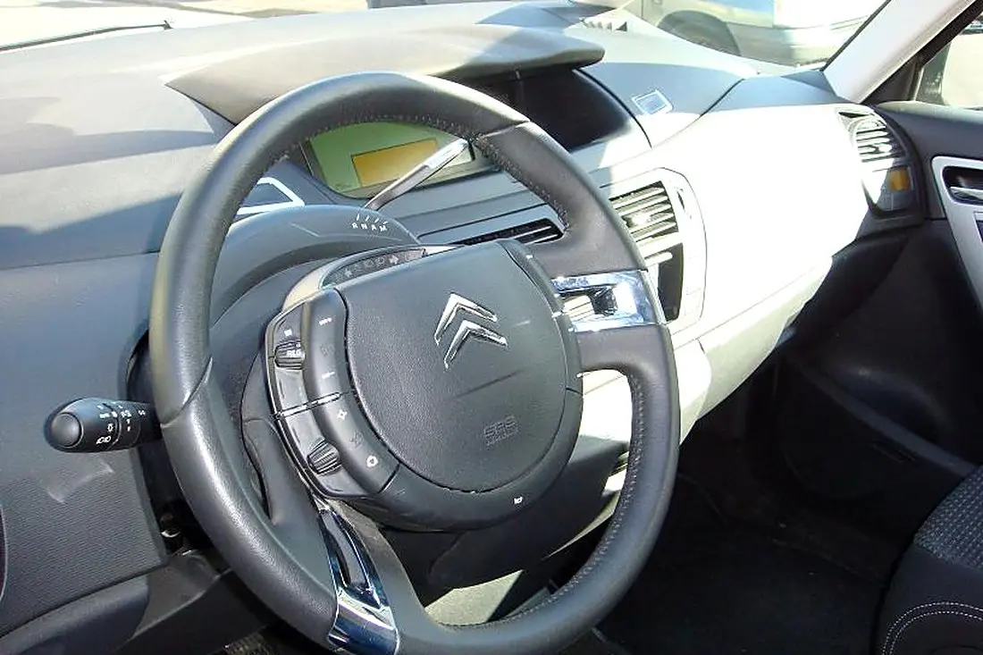 Poste de conduite Citroën C4 Picasso : volant à moyeu fixe, pare-brise panoramique